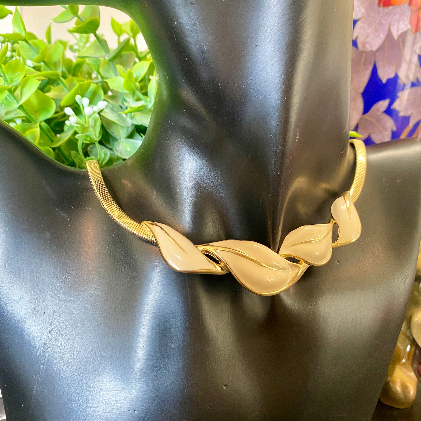 Leaf Motif Snake Chain Collar Necklace